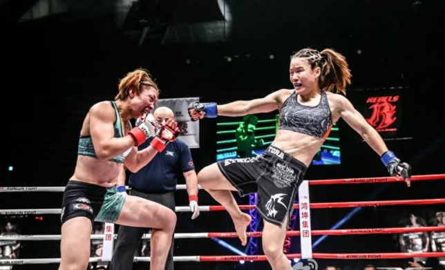 嘲讽中国疫情的外国拳手，被这个中国姑娘打成了猪头