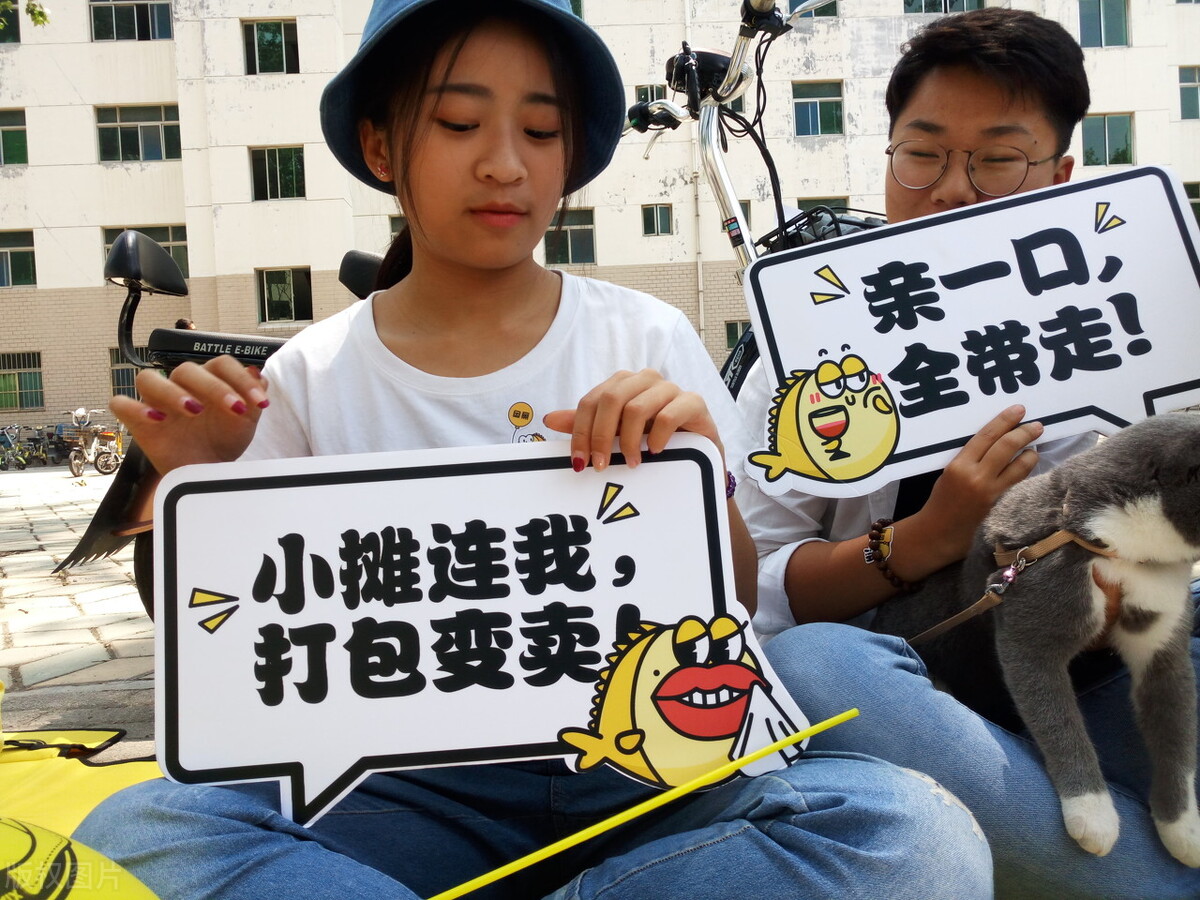 不要小看摆地摊卖衣服,别瞧不起不起眼的生意