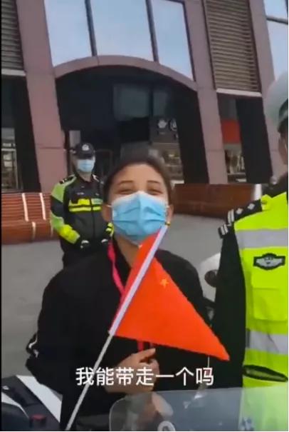 援鄂医护表白民警,硬核圈粉小护姐表白汉警小哥