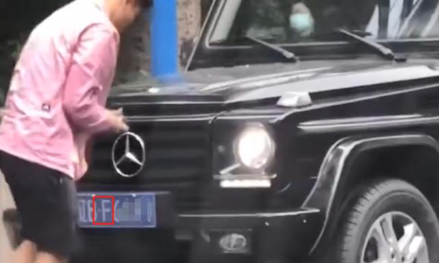 足协主席带头违规！陈戌源视察开会当众吸烟，让人想起于汉超