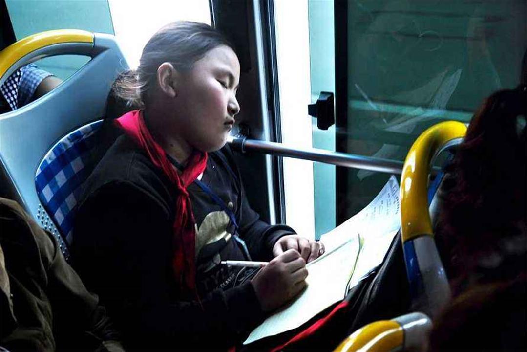 学习压力太大，13岁“学霸”女孩头发*光脱**：孩子的压力如何排解？