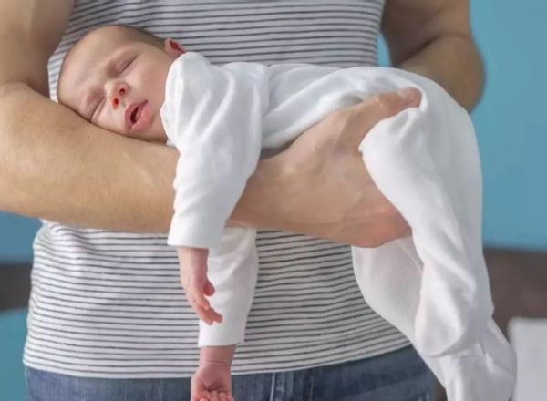 新生儿怎么抱姿势正确,新生儿怎么抱会危险