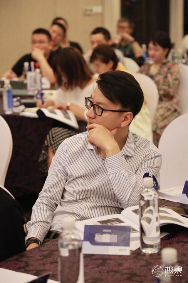 穿过定制衬衫就回不去了