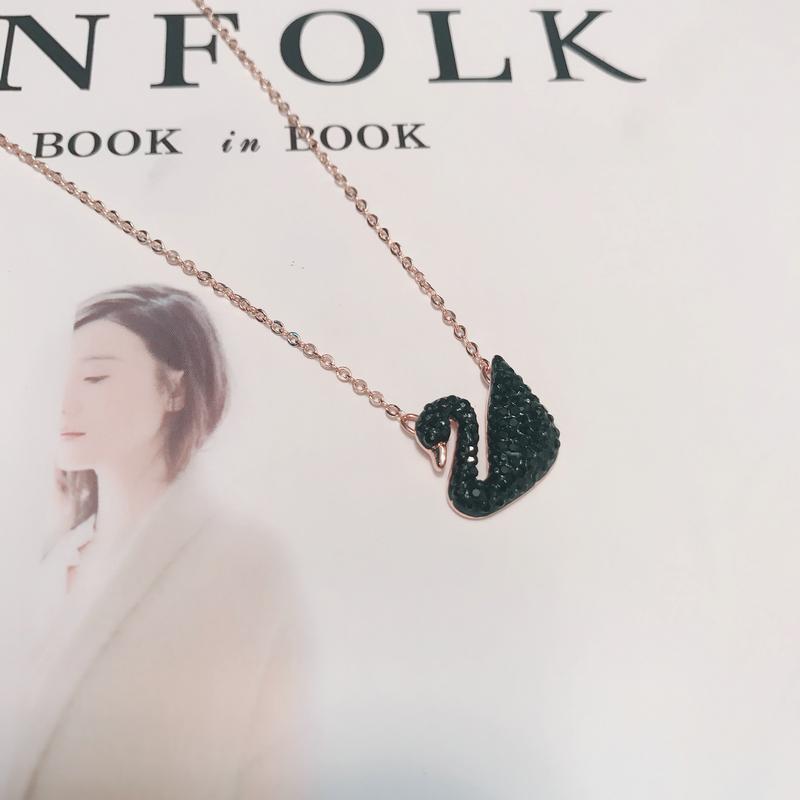 “颈”上添花，黑天鹅项链也妖娆