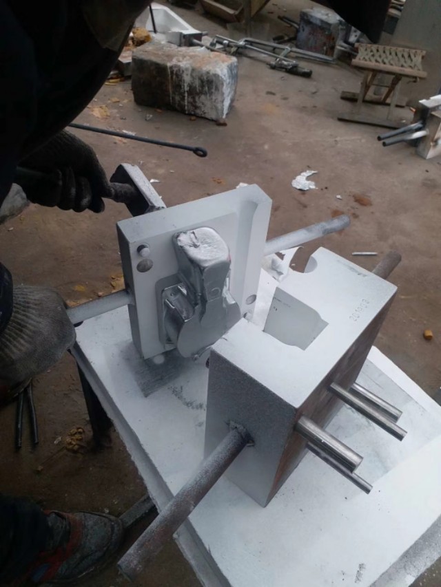 铝合金重力浇铸模具设计视频,铝合金铸造浇注系统模型