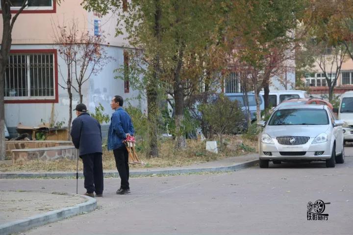 行人车辆请关注火车就要来了,行人车辆请关注火车来了不要抢道