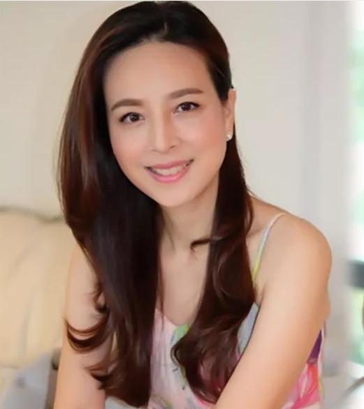 泰国女首富伍伦盼足球,泰国女足总经理伍伦盼写真