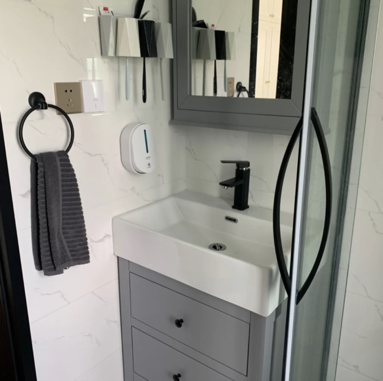 卫生间太小放不了卫浴柜,卫生间太小放不下浴缸