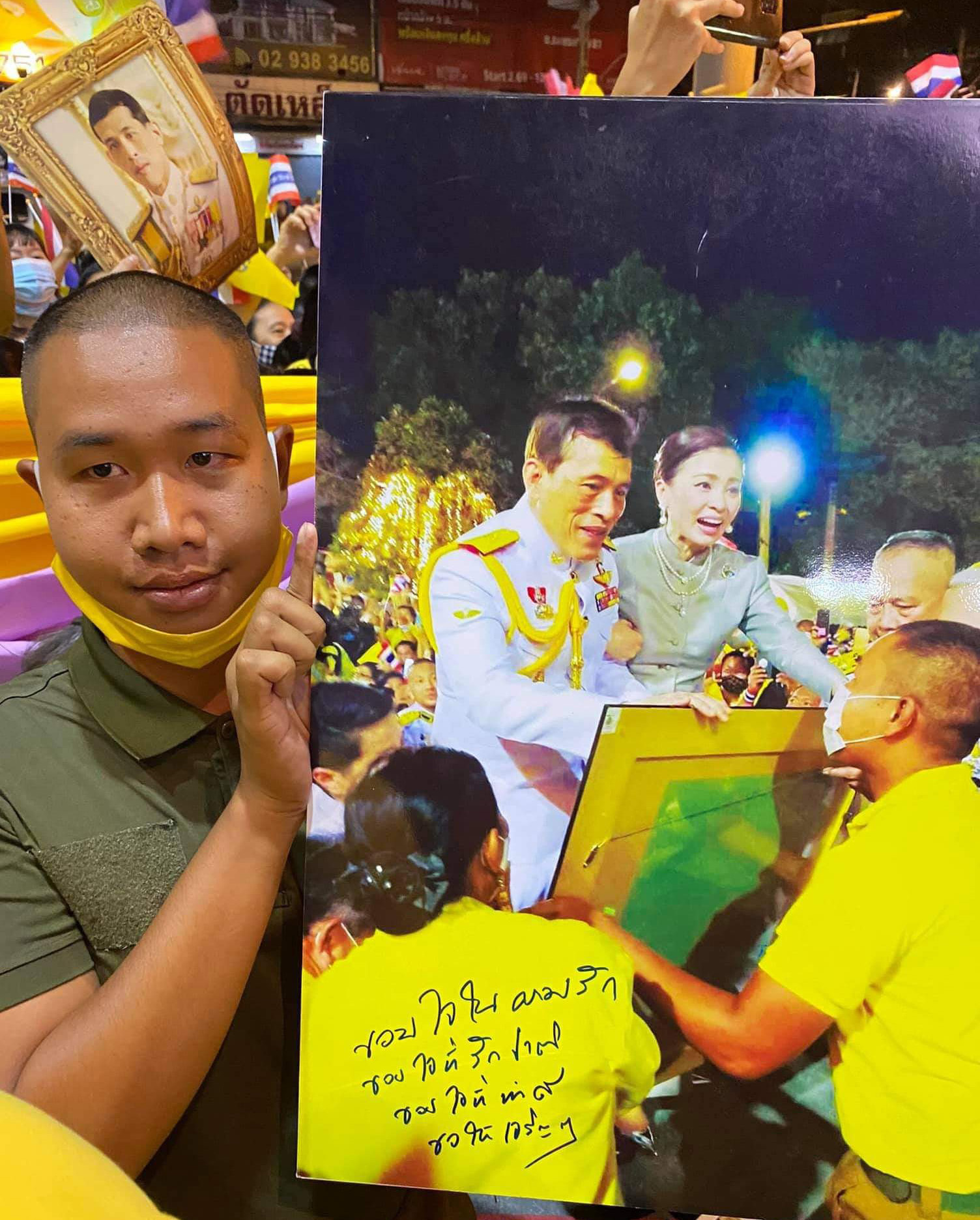 泰国人民很爱国王，拿着国王的签名激动万分，拉玛十世很是欣慰