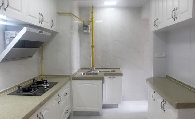 一进门做榻榻米衣柜,进门过道做榻榻米