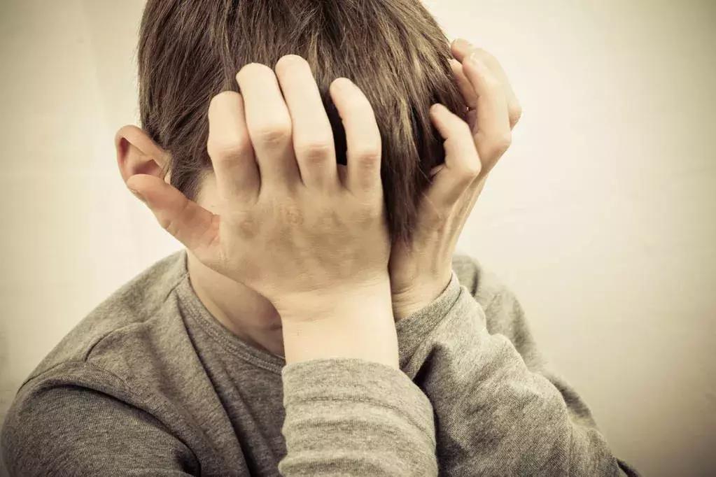 案例|15岁少年强奸7岁女童后推下25楼，“爸爸经常当着我的面看黄片……”