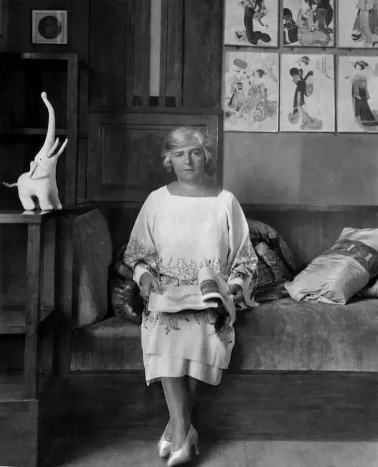 她守着时尚界一个大秘密，直到去世的20多年后才被世人知晓