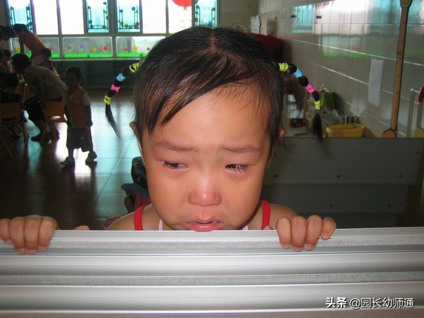 开学幼儿哭闹怎么哄,刚入园幼儿哭该说什么