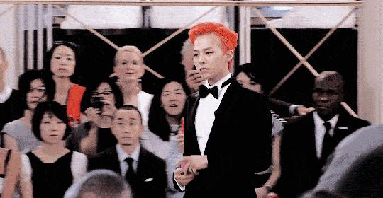 gd权志龙最新时尚排名,gd权志龙蓝色西装白匡威