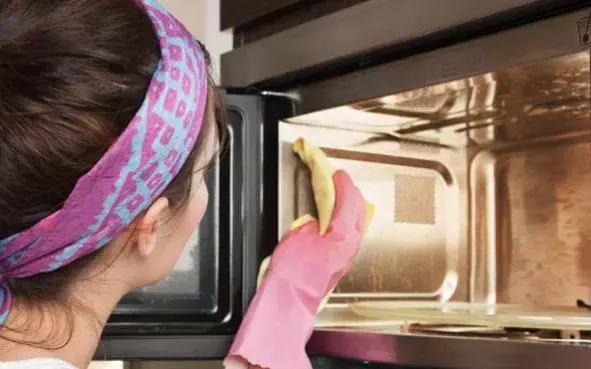 微波炉怎么去除异味及油污,微波炉里的油污怎么去掉