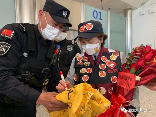 认怂道歉视频,青岛外国插队事件