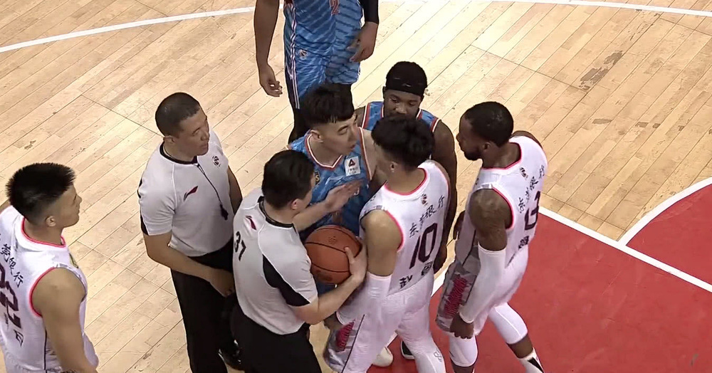 杜锋口哨完整版,杜锋在主场被球迷喊下课