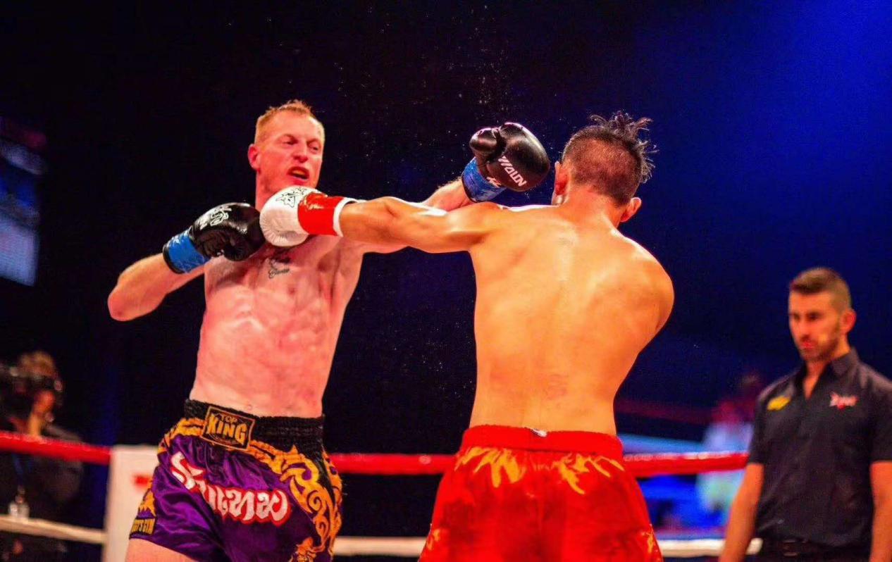 眼眶骨折的他，离开擂台八个月，澳洲复出战胜1米96巨人