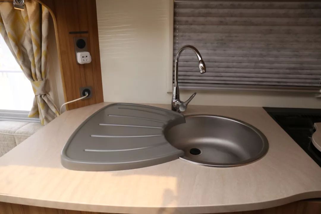 拥有一台拖挂房车有多好 (第一次开一个拖挂房车)