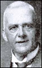 详解红魔曼联的诞生及其初期发展轨迹：从破产解散到足坛标杆