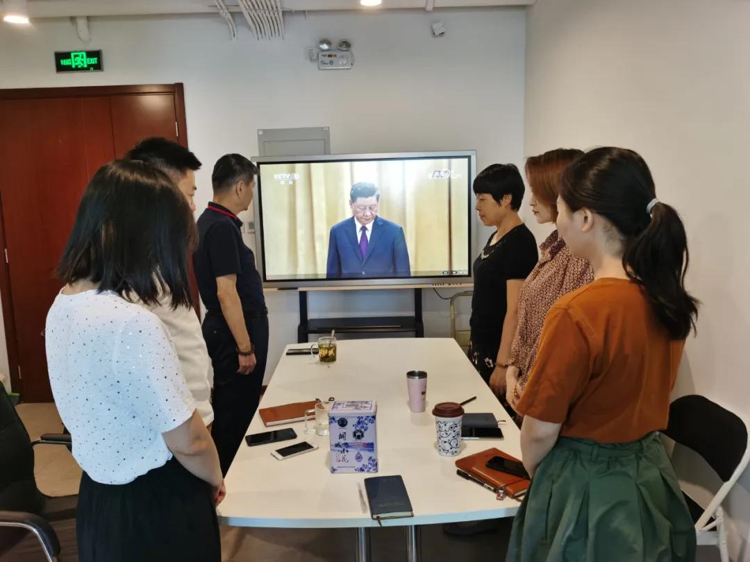 记住他们，纺织行业这些集体和个人获得全国抗疫先进表彰，中国纺联组织收看表彰大会