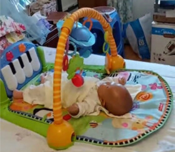 两个月的宝宝能竖抱吗,两个多月的宝宝可以竖抱了正常嘛