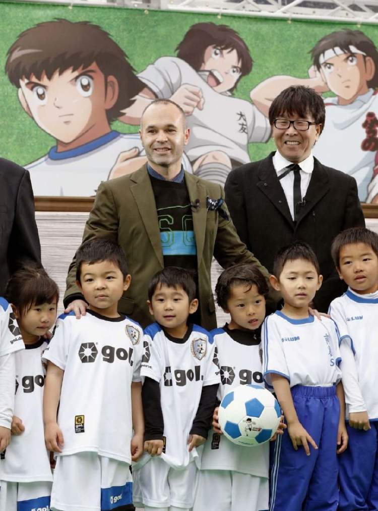 《足球小将》主题车站现身东京，西班牙足球巨星伊涅斯塔亲自揭幕