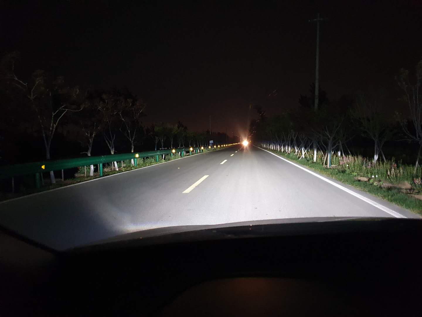 现代名图右大灯常亮怎么调,现代名图日行灯不亮了怎么修
