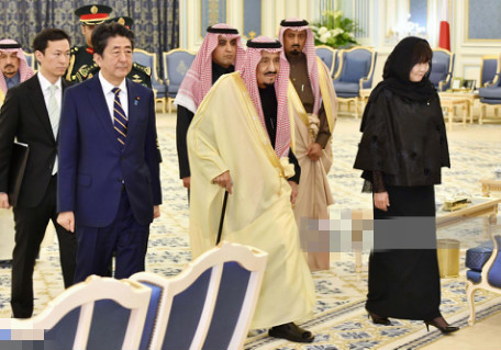 日本第一夫人也这么拼？大冬天光腿穿大衣，结束访问回东京太闪耀