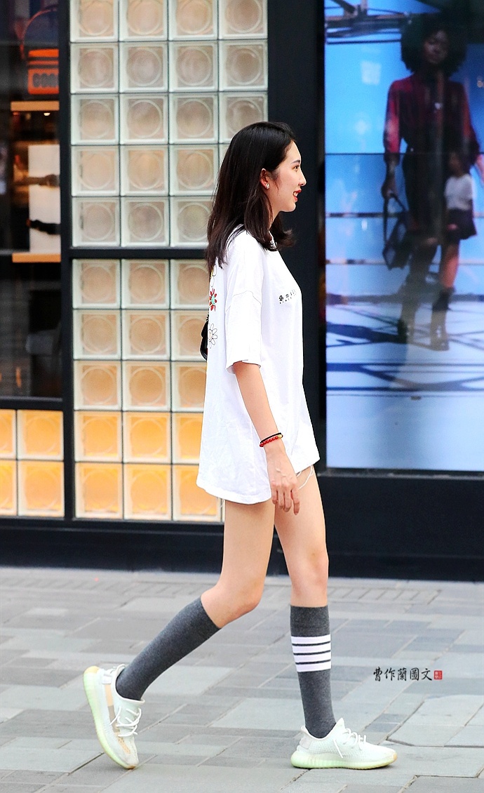 街拍真实打底袜配靴子,细跟长筒靴美女街拍