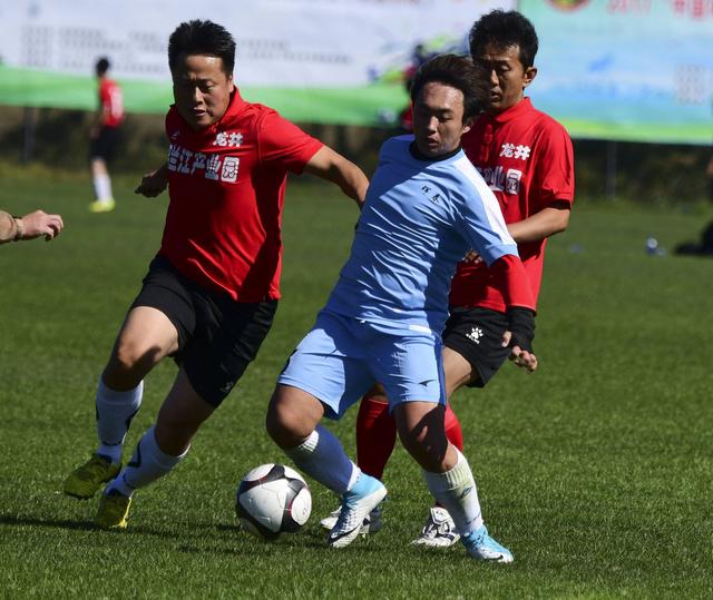 业余足球断腿事件,国内业余比赛被踢断腰