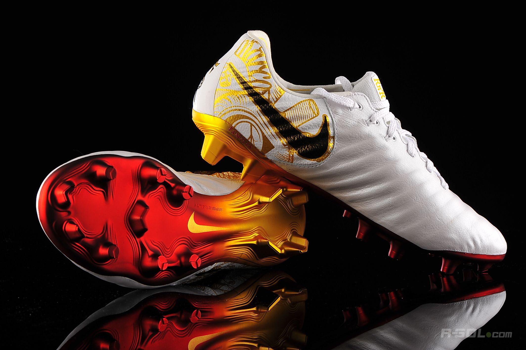 梅西和c罗为什么没有签名鞋,c罗刺客黑球鞋