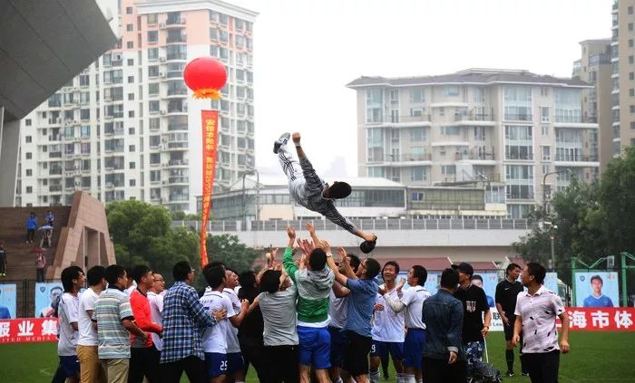 中国足协主席陈戌源为上海海事大学友谊赛开球！加油，海大足球