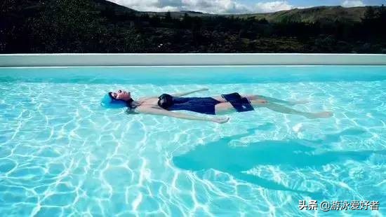 游泳怎样浮在水面教程,游泳时怎样在很深的水里浮起来