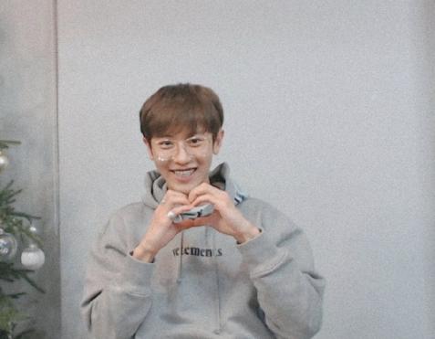 朴灿烈爱丽互动,朴灿烈让爱丽摸自己头