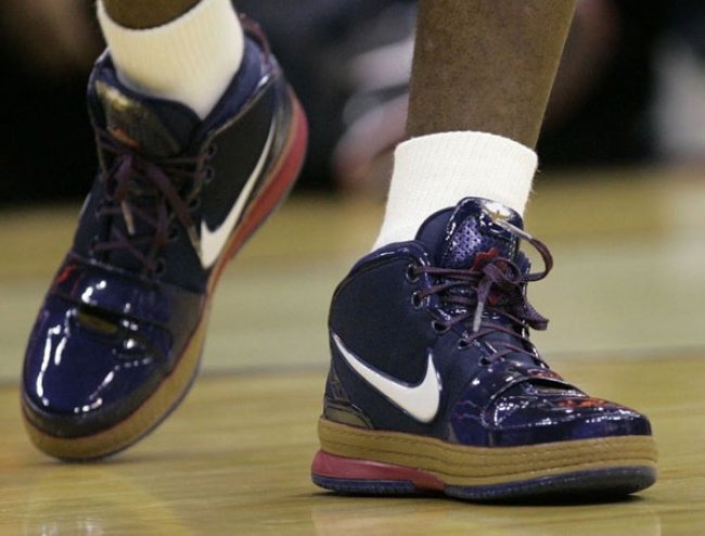 nba球员圣诞节穿什么鞋,nba球星平时穿什么鞋