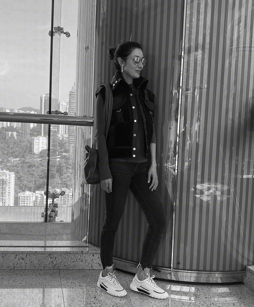 李嘉欣带儿子逛超市,李嘉欣和儿子同框穿搭