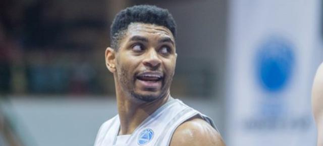 深圳外援成唯一留守者，阴差阳错却因祸得福！遗憾把妻儿送回美国