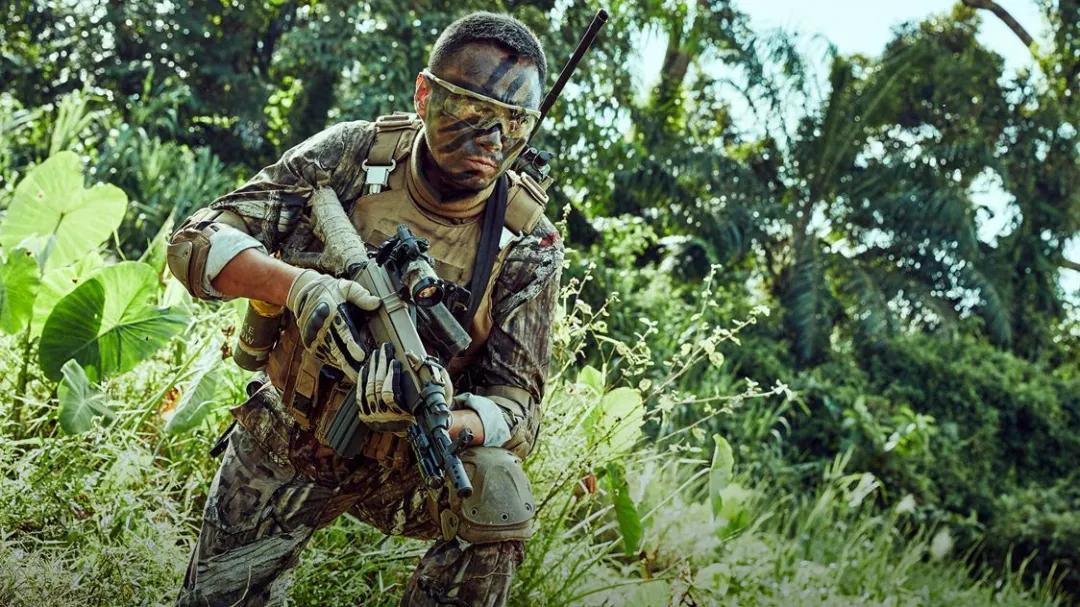 这款球场“吉利服”，苟起来连队友都找不到