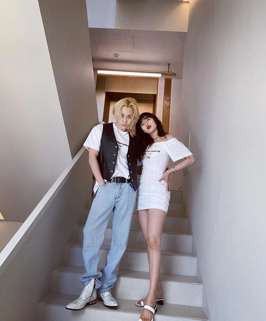 金泫雅和男朋友情侣装造型，想当街亲泫雅？果然韩国“狗粮”更香