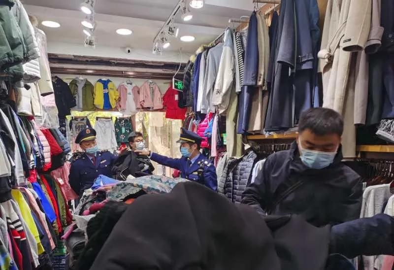 严打商标侵权！西城区市场监管局查获一批假冒知名品牌服装