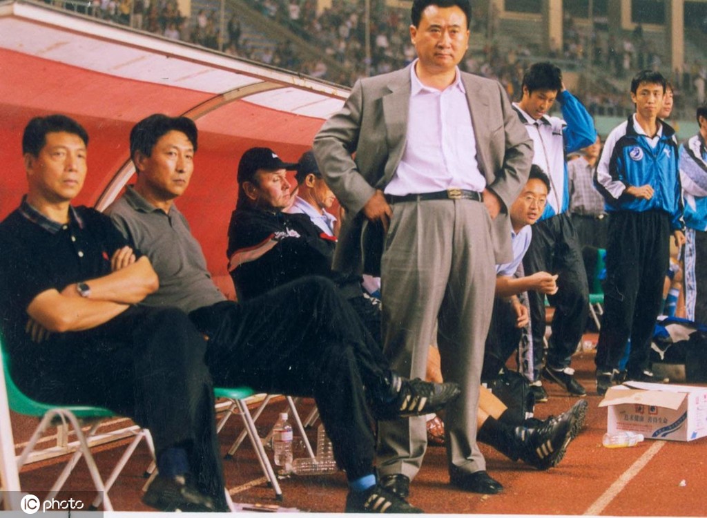 26年三进三出撒币无数，王健林玩足球到底为何输给许家印？