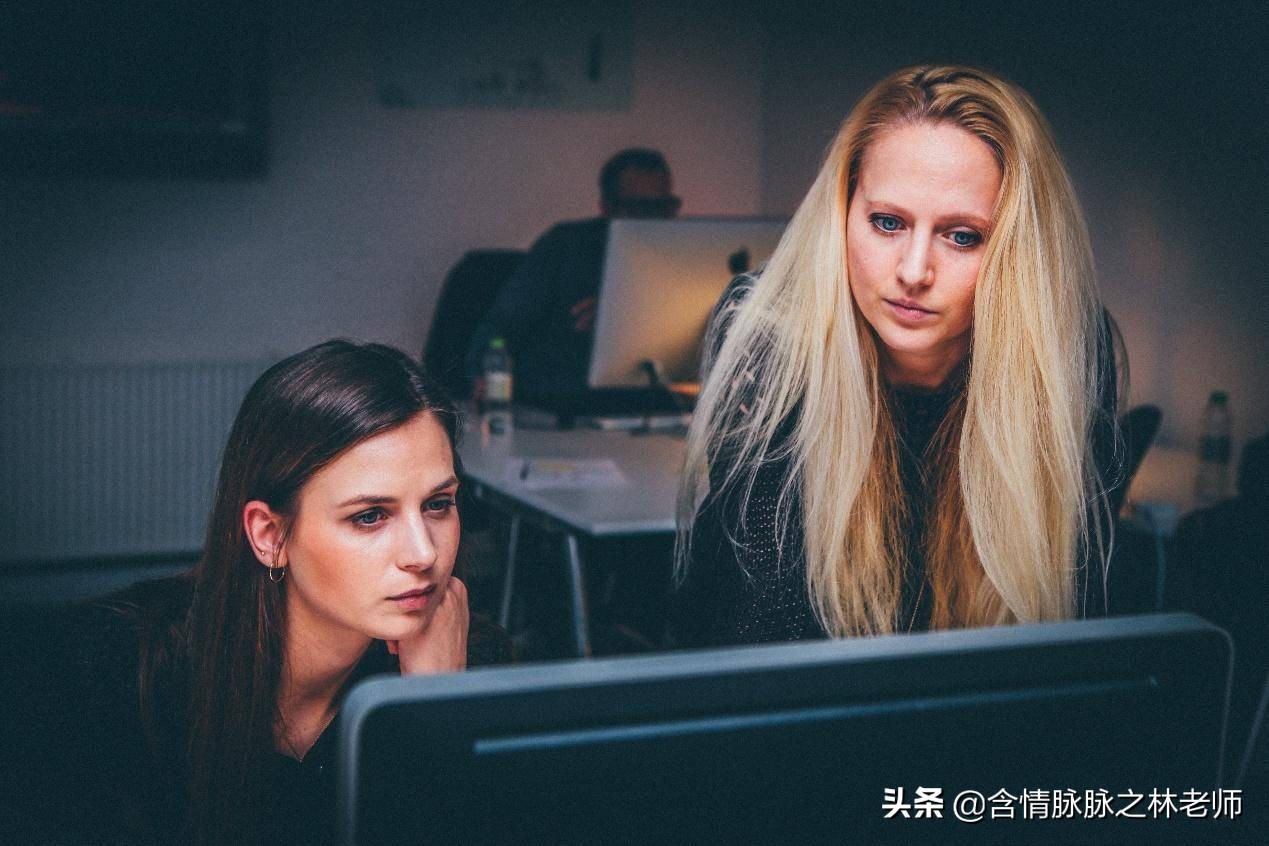 办公桌面打造,笔记本桌搭外接显示器精致布局