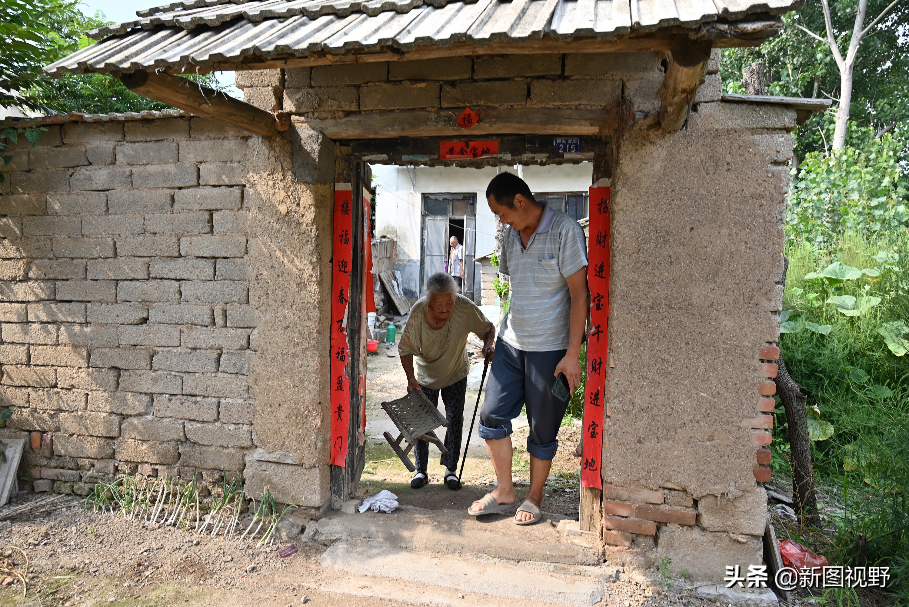 77岁儿子谈长寿经验，100岁母亲插话说出生活秘诀，极具人生聪颖