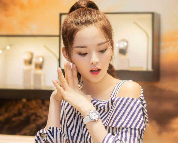 杨超越回怼网友翻车事件,杨超越素颜出镜翻车