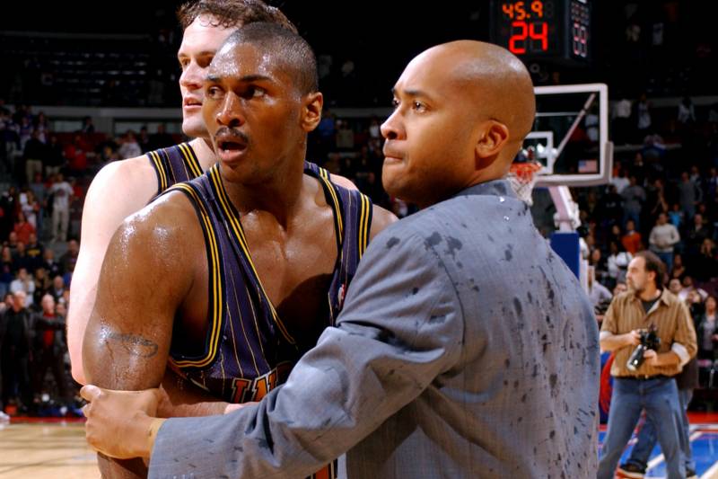 nba历史最厉害的五次冲突,nba奥本山宫殿斗殴事件的全过程