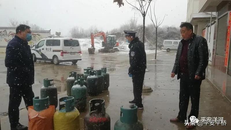 防疫一线的执勤民警,防疫一线警方在行动