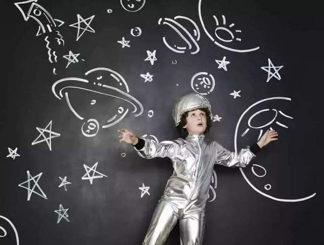 宝宝手总是乱抓,宝宝晚上睡觉小手使劲乱抓