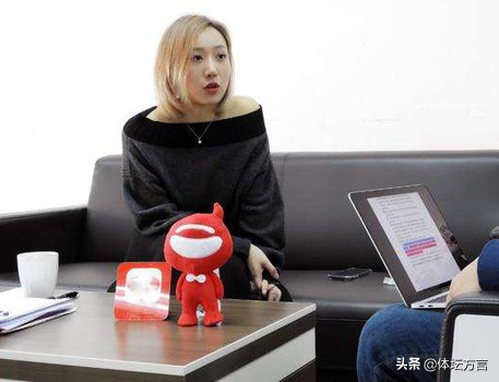 中甲美女老板穿睡衣接受采访，将队徽纹在大腿上，目标3年返中超