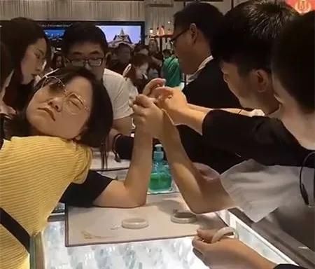 试戴手镯手痛怎么救治,翡翠手镯变形